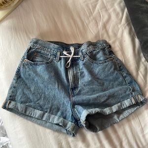 High rise Levi’s free people Jean shorts - size 26